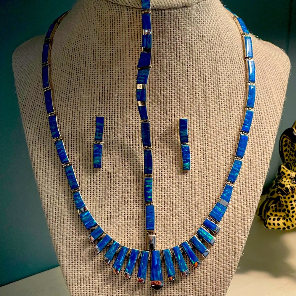 Beautiful 925 SILVER & OPAL 3-
PIECE JEWELRY SET